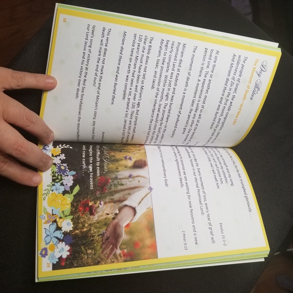 Ordinary Moments. Extraordinary God. Devotions for Women - Picture 3 of 3